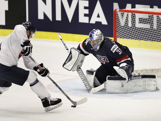 Milan Bartovič, Connor Hellebuyck