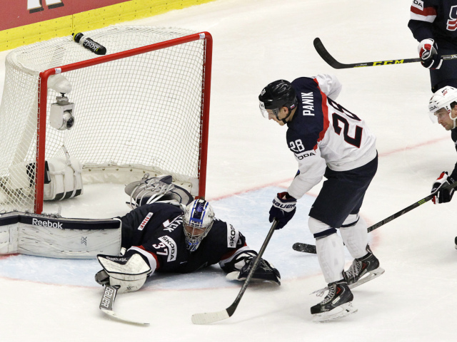 Richard Pánik, Connor Hellebuyck