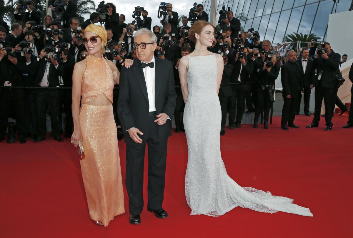 Herečka Emma Stone (vľavo) s režisérom Woodym Allenom a herečkou Parker Posey predstavili v Cannes film Irrational Man.