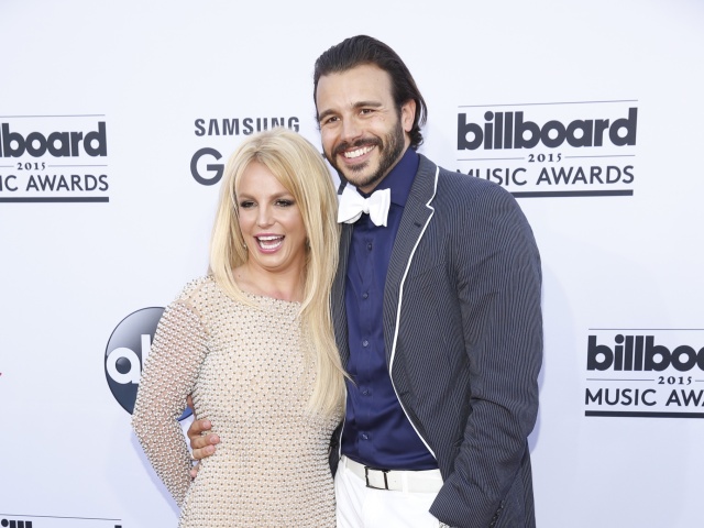 Speváčka Britney Spears a jej snúbenec Charlie Ebersol.