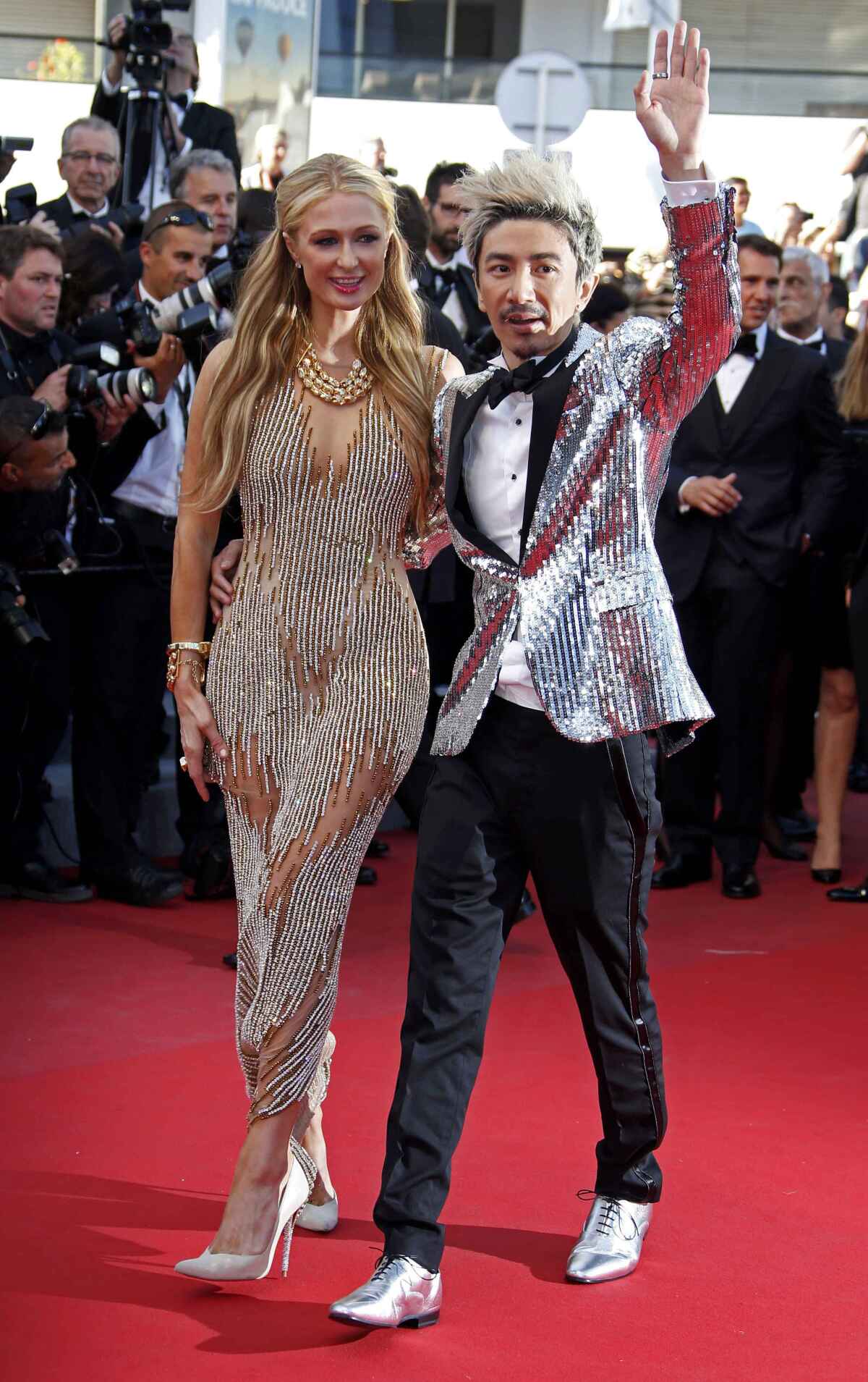 Boháčka Paris Hilton v pánskej spoločnosti.