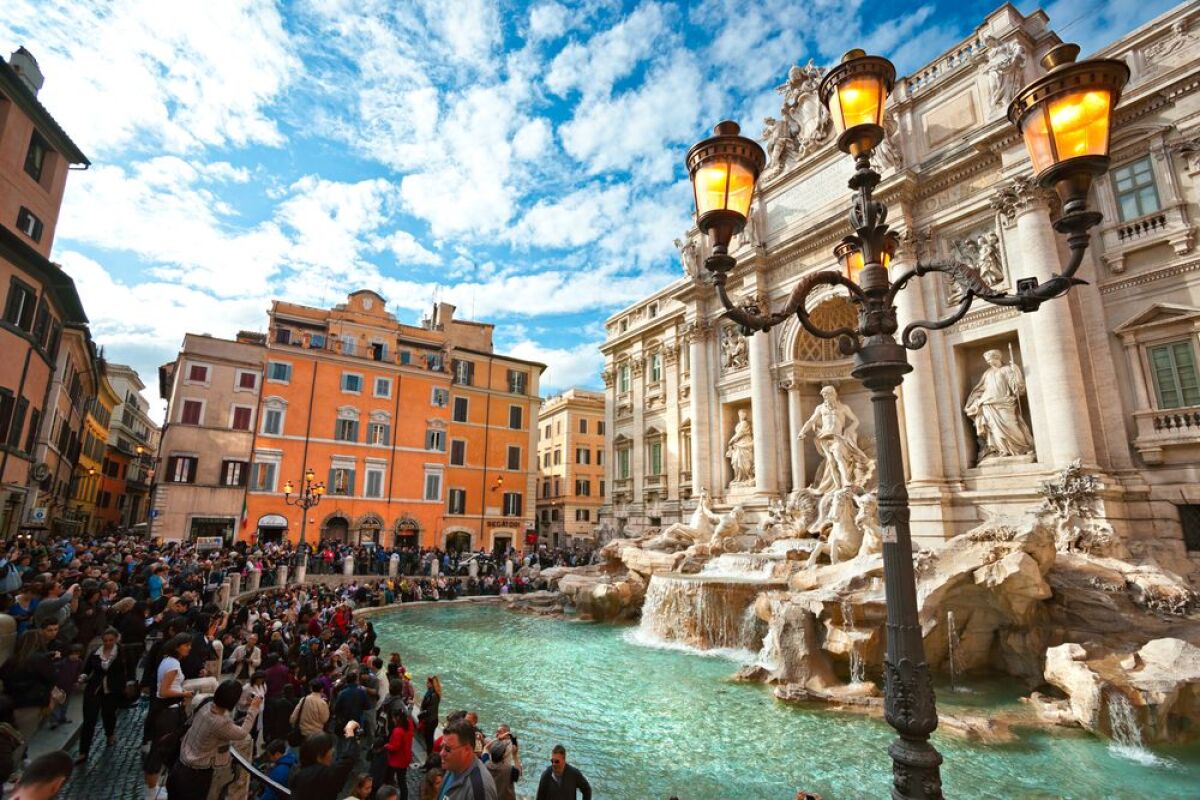 Fontána di Trevi, Rím, Taliansko, turisti,