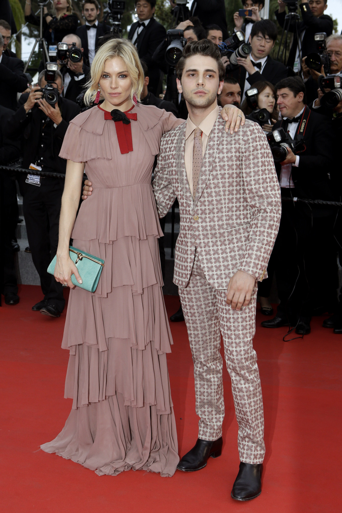 Sienna Miller (v šatách Gucci) a režisér Xavier Dolan