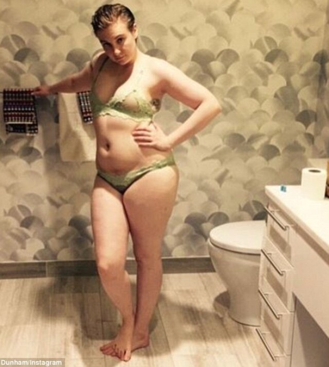 Herečka Lena Dunham vo svojej kúpeľni predviedla telo v bielizni. 