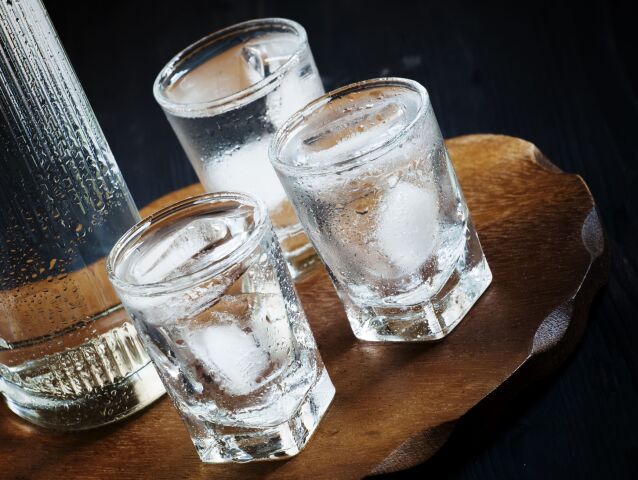 alkohol, vodka, nalievať, piť, opitý, pohárik, poldeci,