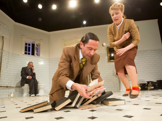 Boris Srník (Vincent), Svetlana Janišová (Francoise) a Peter Lejko (Jean-Paul - vzadu) v inscenácii Hodina dravcov.  RENÉ MIKO