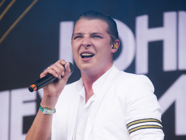 Britský spevák John Newman.