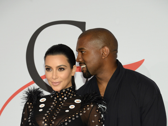 Kim Kardashian a jej výnimočne sa usmievajúci manžel Kanye West.