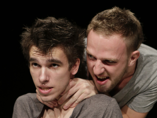 <AF>Peter Tilajčík a Braňo Mosný v inscenácii Neistý grunt, s ktorou Divadlo Stoka hosťovalo na New York International Fringe Festivale. <PF>FOTO: CTIBOR BACHRATÝ