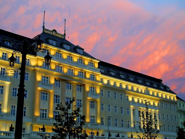hotel, budova, západ slnka, Carlton, Bratislava, ubytovanie, turisti, bývanie, prenocovanie, návštevníci, cestovný ruch