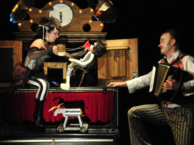 <AF>Inscenácia Až do tretice všetko... Divadla Drak patrí k bonbónikom festivalu v Nitre. <PF>FOTO: JIŘÍ N. JELÍNEK