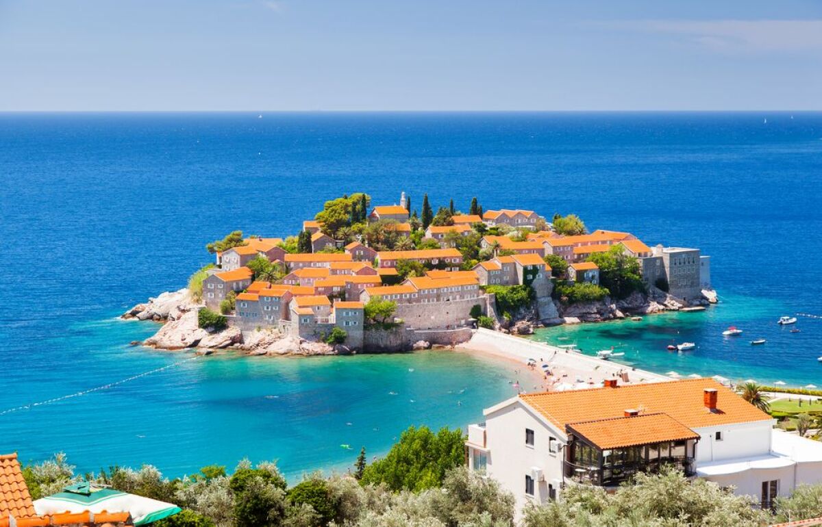 Čierna Hora, Montenegro, more, Jadran, dovolenka pri mori, letná dovolenka, Stredozemné more, Sveti Stefan, ostrov,
