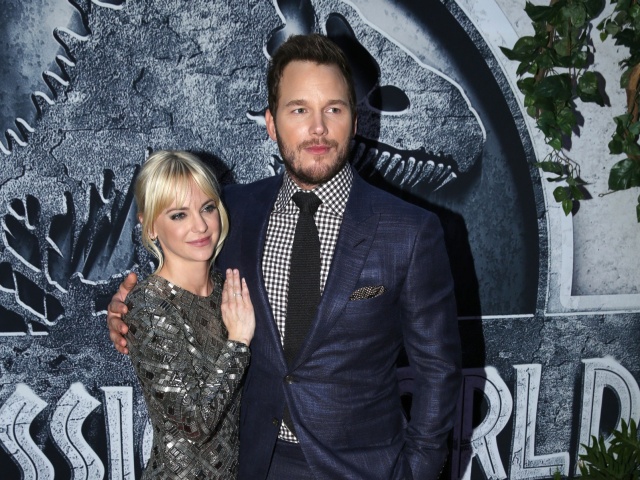 Anna Faris (v šatách Rubin Singer) žiarila po boku manžela Chrisa Pratta.
