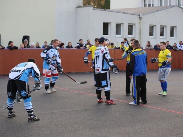 06-hokejbal-3x
