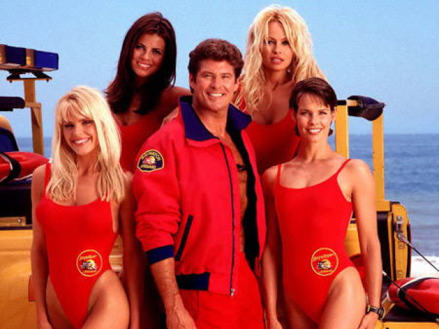Gena Lee Nolin (vľavo dole), Yasmine Bleeth (vľavo hore), Alexandra Paul (vpravo dole), Pamela Anderson (vpravo hote) a David Hasselhoff
