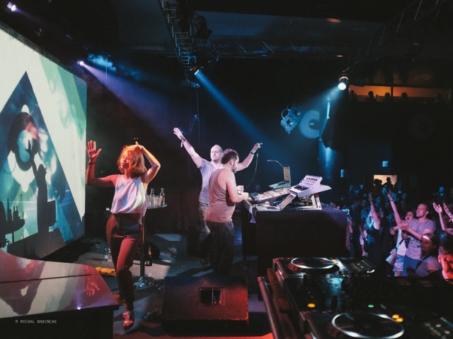 Francúzske duo Nôze vie ako na publikum. <PF>FOTO: MICHAL BABINČÁK