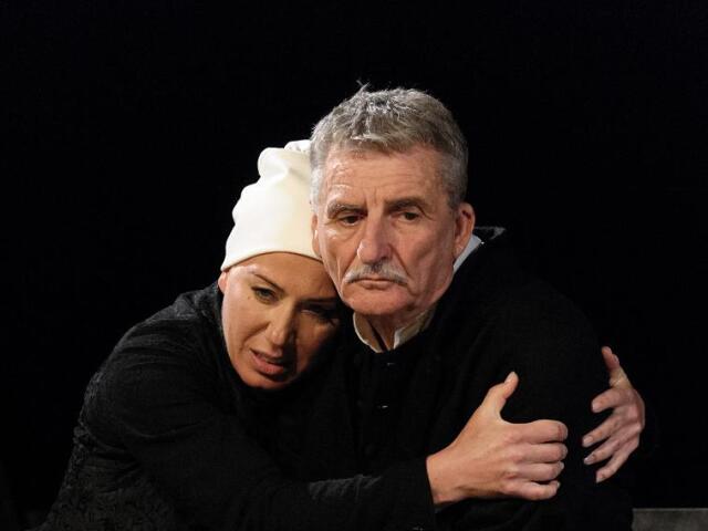 Gabriela Dzúriková (Dorota) a Martin Huba (Ján Amos) v inscenácii Labyrinty a raje Jána Amosa. <PF>FOTO: COLLAVINO