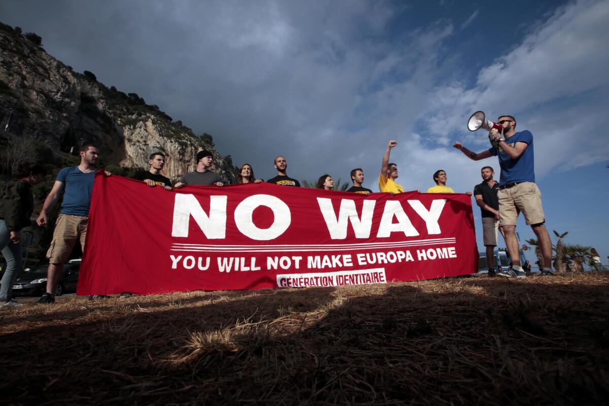 demonštranti proti imigrantom