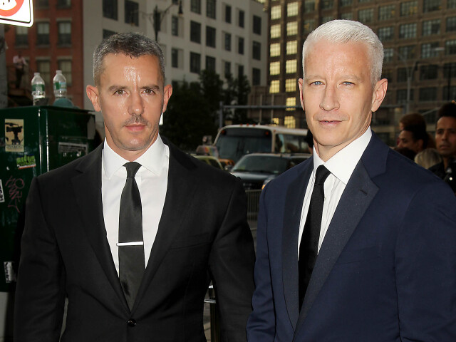 Benjamin Maisani a moderátor Anderson Cooper