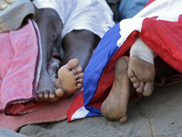 imigranti, migranti, utečenci, černosi, nohy, chodidlo,