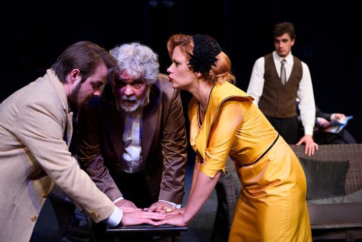 Tomáš Grega (Jaime), Ján Kožuch (Martin), Kamila Antalová (Anna) a Daniel Žulčák (Leonardo) v duchárskej komédii Mŕtvi to vidia inak. <PF>FOTO: BRAŇO KONEČNÝ