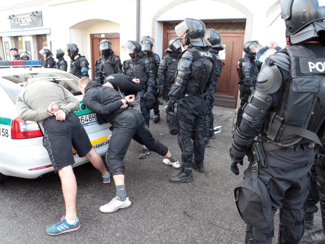 Bratislava, demonštrácia, polícia, potýčky