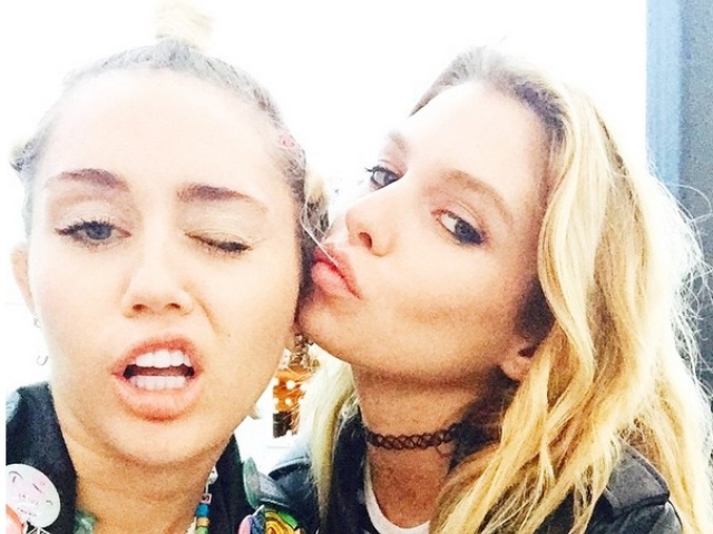 Miley Cyrus (vľavo) s modelkou Stellou Maxwell.