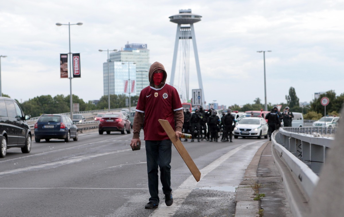 Bratislava, demonštrácia, polícia, potýčky