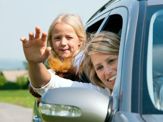 cesta autom, auto, rodina, šofér, dieťa, matka, mama, dcéra, kývanie, mávanie, pozdrav, dovolenka, odchod,