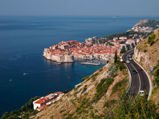 Chorvátsko, šoférovanie, cesta, auto, more, dovolenka, turisti, leto, domy, pobrežie,