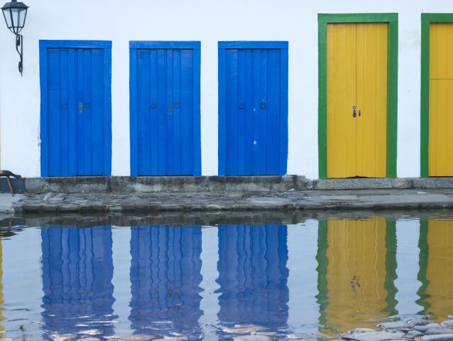 Paraty, Brazília, biele domy, mestečko, príliv, záplava, more v uliciach, koloniálne,