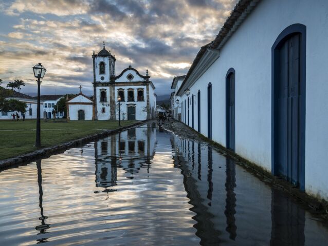 Paraty, Brazília, biele domy, mestečko, príliv, záplava, more v uliciach, koloniálne,