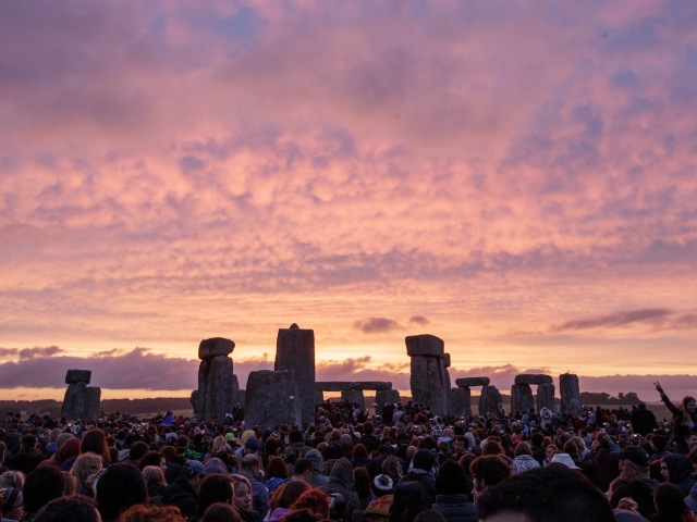 Stonehenge, východ slnka, letný slnovrat