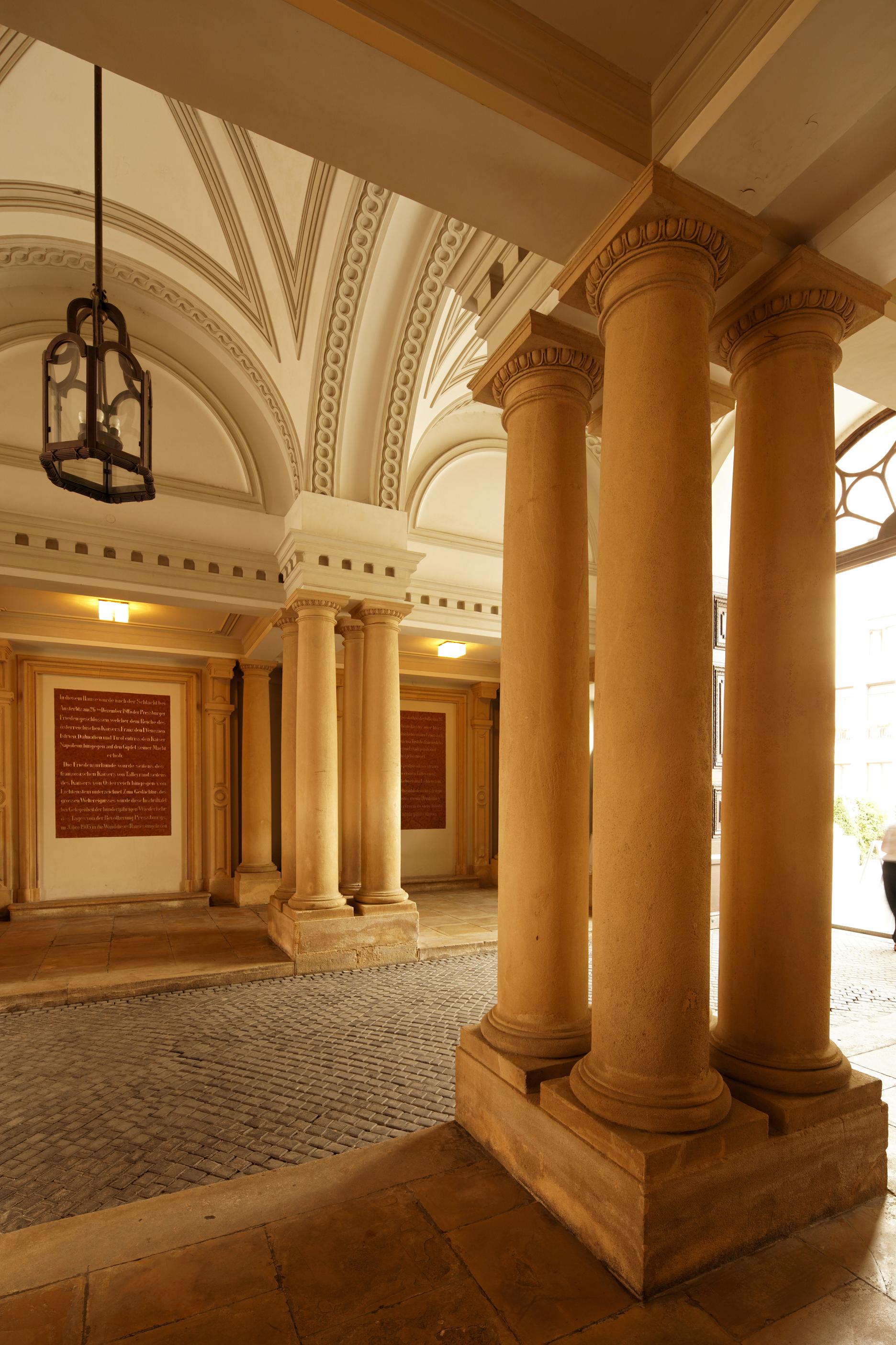 Vjazd do Primaciálneho paláca s pamätnou tabuľou pripomínajúcou podpísanie Bratislavského mieru (1805).