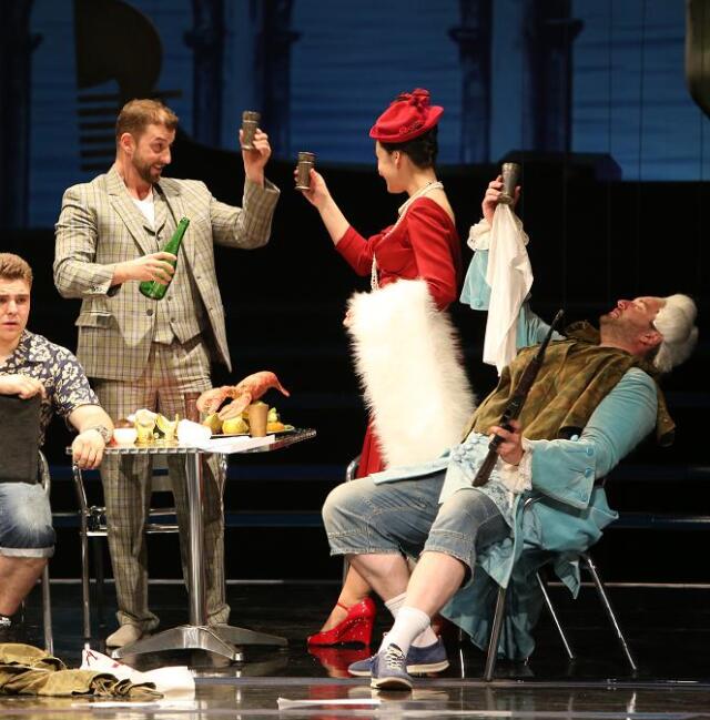 Boris Prýgl (Teodoro), Marek Pobuda (Acmet), Andrea Nemcová (Belisa), Tomáš Šelc (Taddeo) v inscenácii Kráľ Teodor v Benátkach.