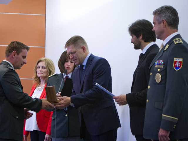 Gašpar, Kaliňák, Fico, policajti