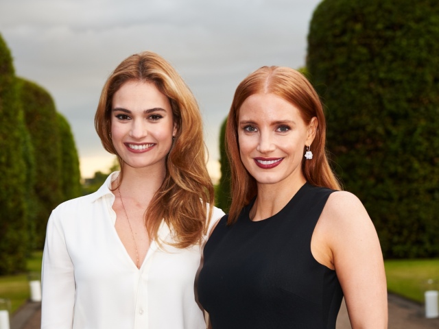 Lily James (vľavo) a Jessica Chastain