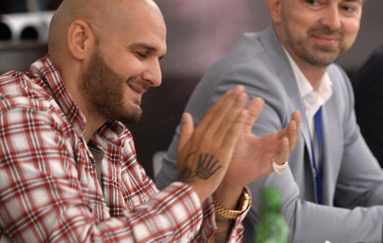 Raper Patrik Rytmus Vrbovský a režisér a producent Miro Drobný na prezentácii ukážok z dokumentu Rytmus Sídliskový sen. ART FILM FEST/RADOVAN STOKLASA