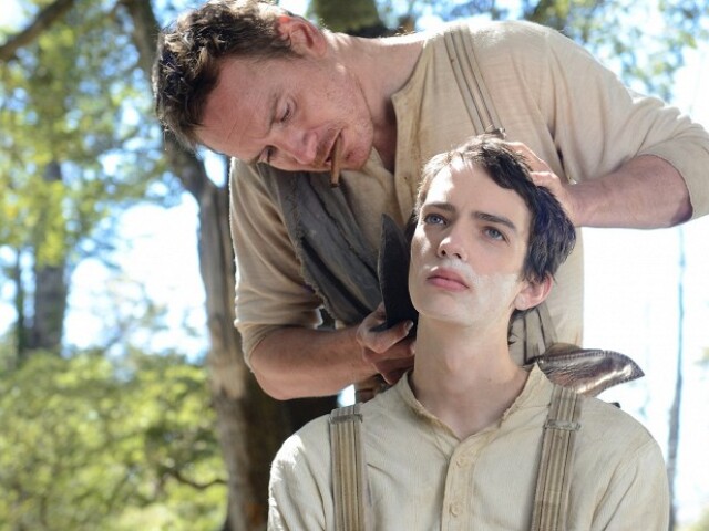 Kodi Smit-McPhee a Michael Fassbender ako naivný šľachtický rojko a tajomný cudzinec vo filme Slow West. HANWAY FILMS