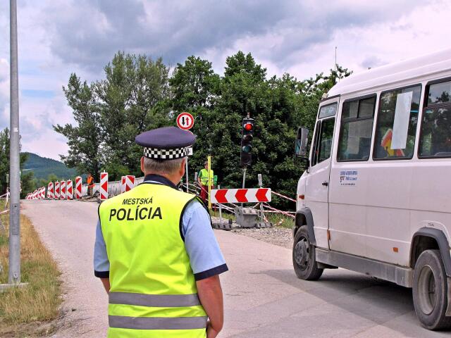 policajt, kyvadlová doprava, Ostrov