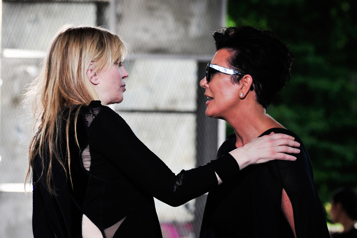 Courtney Love (vľavo) zdraví Kris Jenner