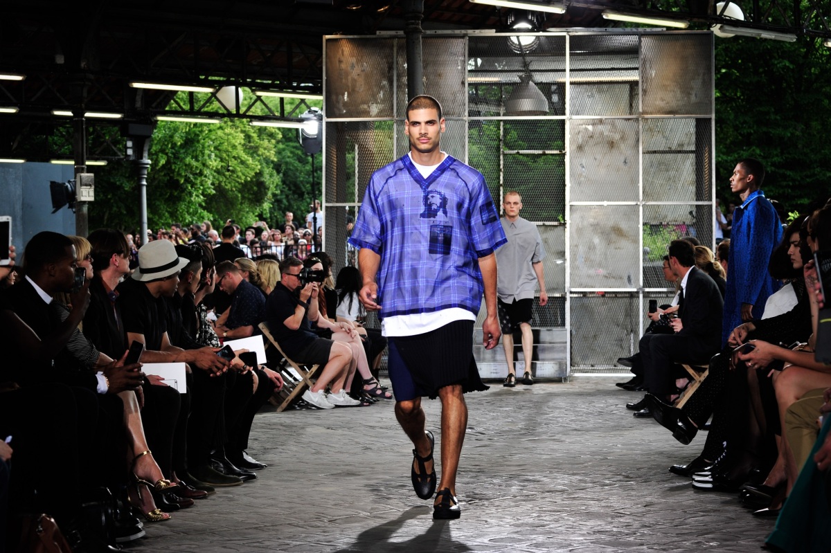 Manekýn na prehliadke pánskej kolekcie Givenchy na jar a leto 2016.