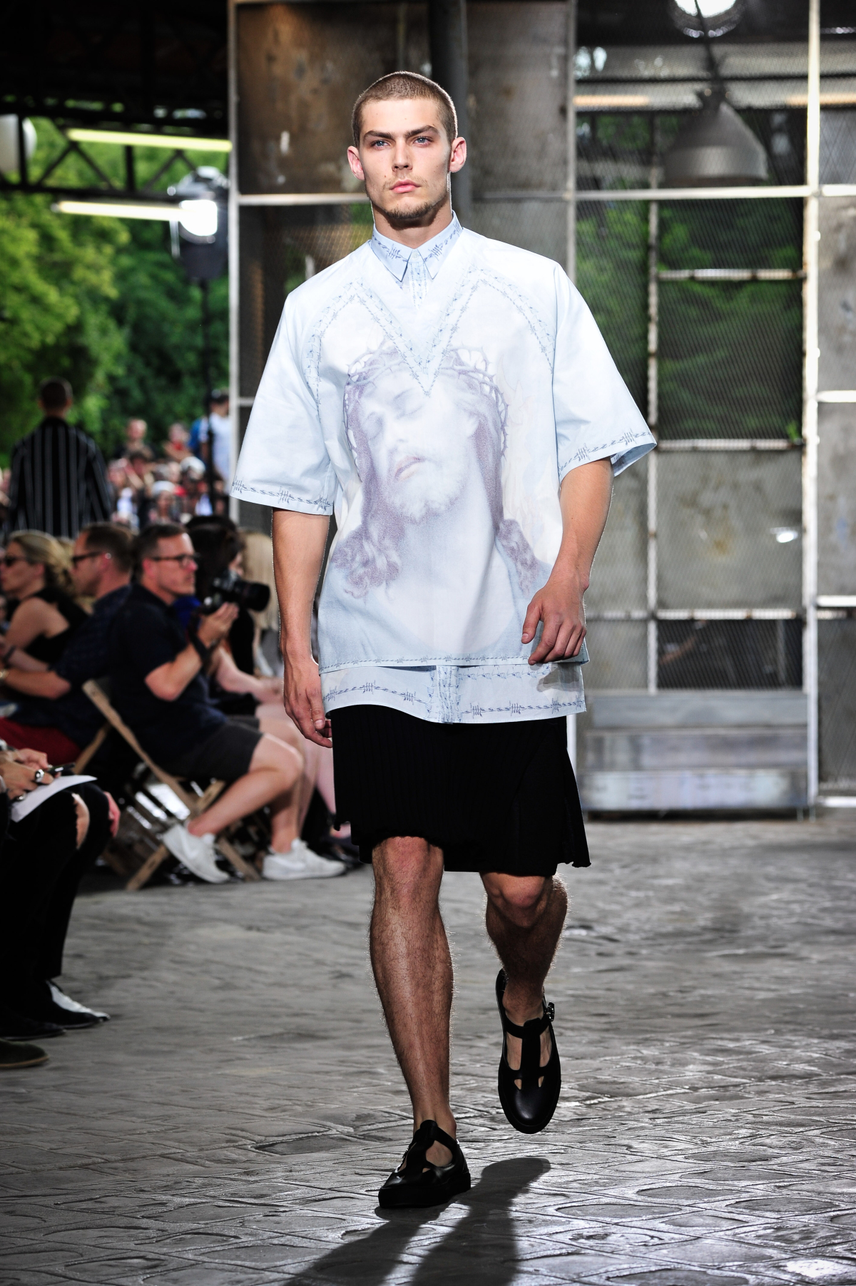 Model oblečený do pánskej kolekcie Givenchy na jar a leto 2016.