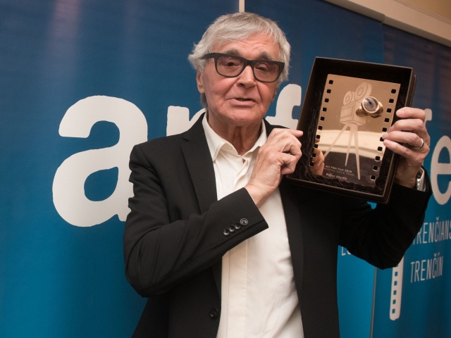 Režisér Peter Hledík si prevzal na Art Film Feste Zlatú kameru. FOTO: ART FILM FEST/RADOVAN STOKLASA