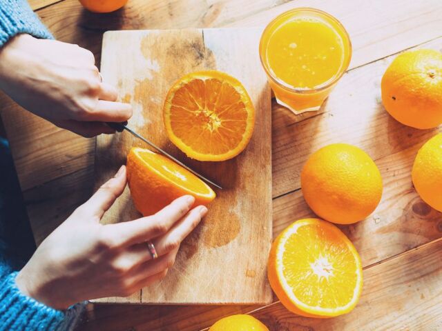 citrusy, pomaranče, krájanie pomarančov