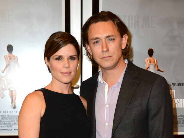 Herečka Neve Campbell na snímke s J. J. Fieldom.
