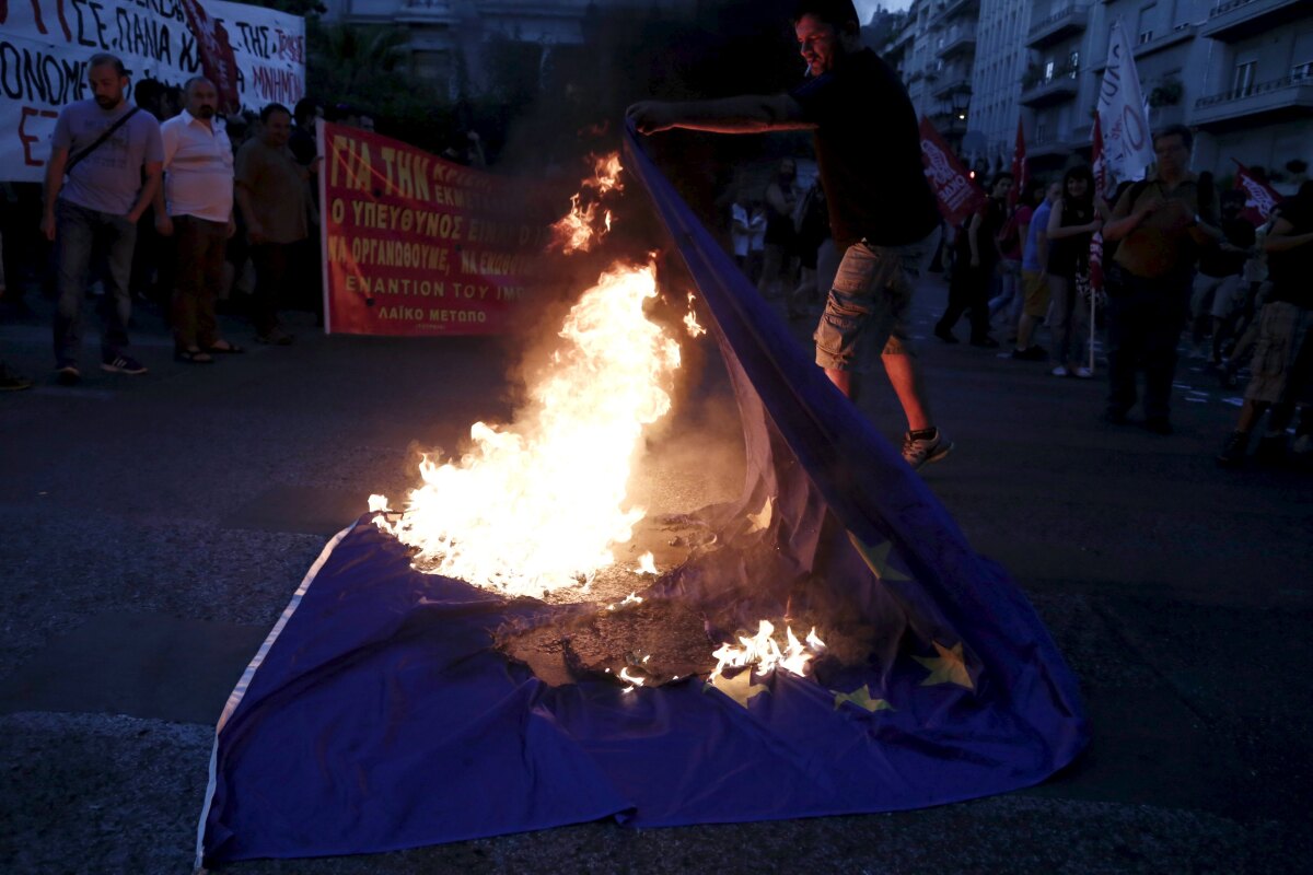 vlajka, pálenie vlajky, vlajka EÚ, protest