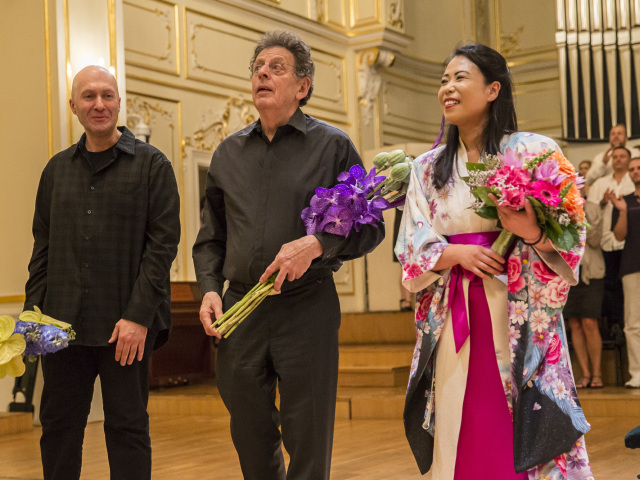 Glass S Philipom Glassom (v strede) vystúpili aj japonská klaviristka Maki Namekawa a ruský klavirista Anton Batagov.