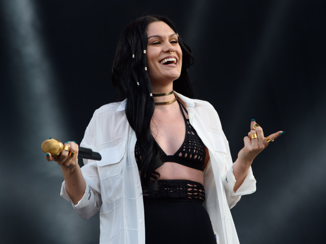 Speváčka Jessie J pár hodín po prepustení z nemocnice. 