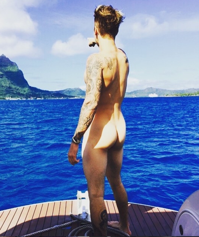 Spevák Justin Bieber sa pochválil odhaleným pozadím na internete. 